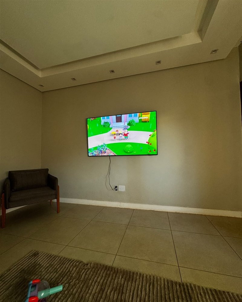 Sala de estar antes, com parede lisa